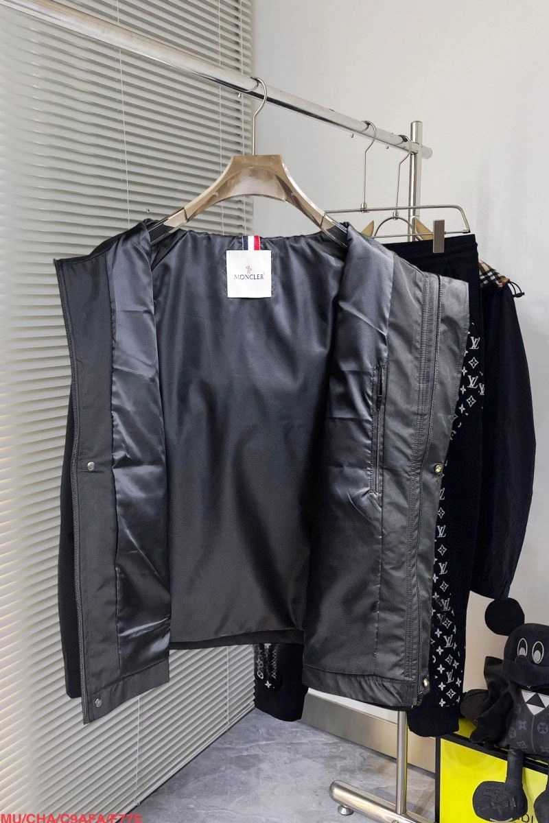 Moncler Outwear Sleek 142146