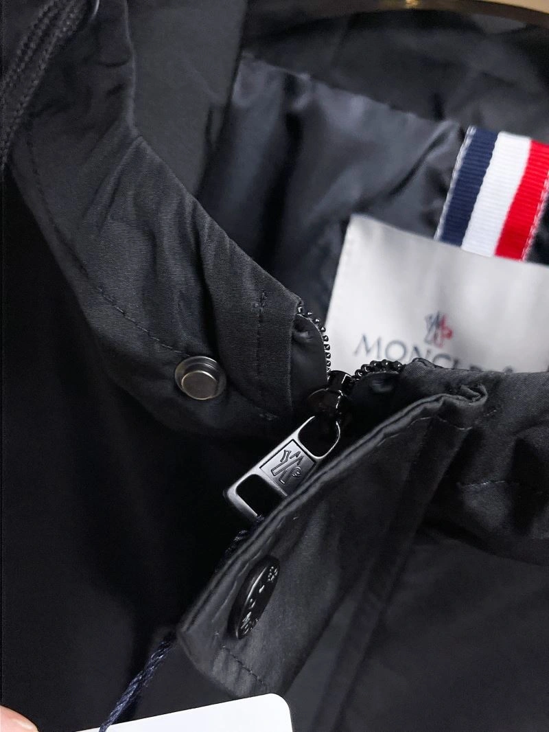 Moncler Outwear Sleek 142146