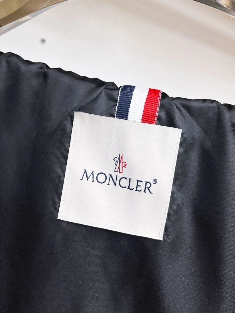 Moncler Outwear Sleek 142146
