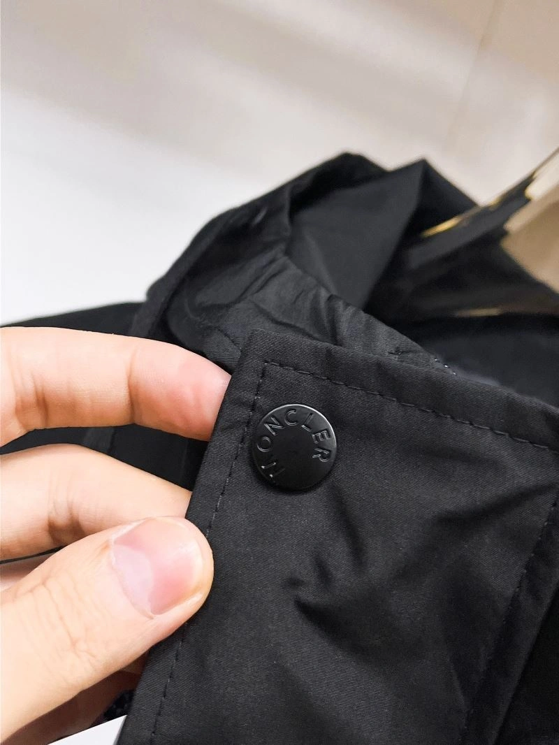 Moncler Outwear Sleek 142146