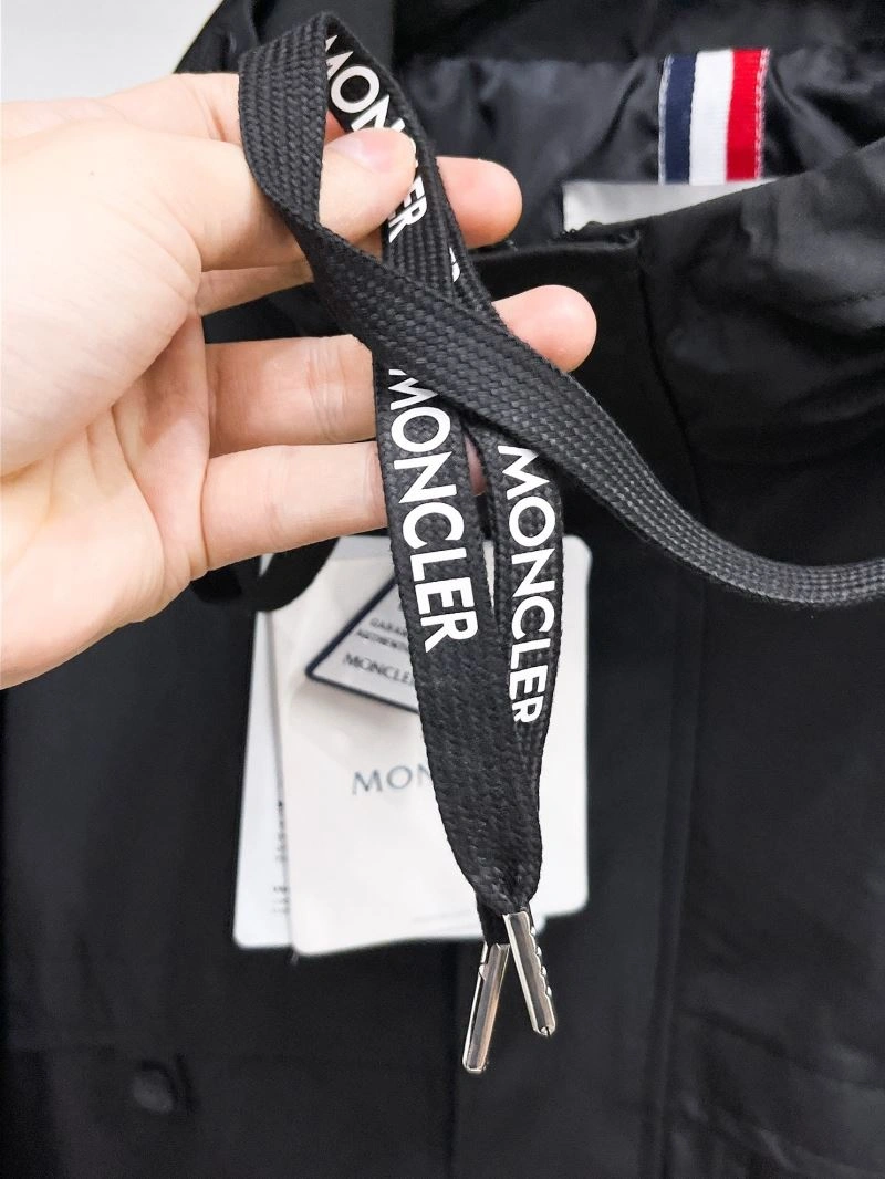 Moncler Outwear Sleek 142146