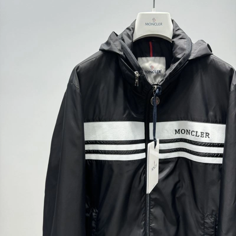 Moncler Outwear Resilient 142093