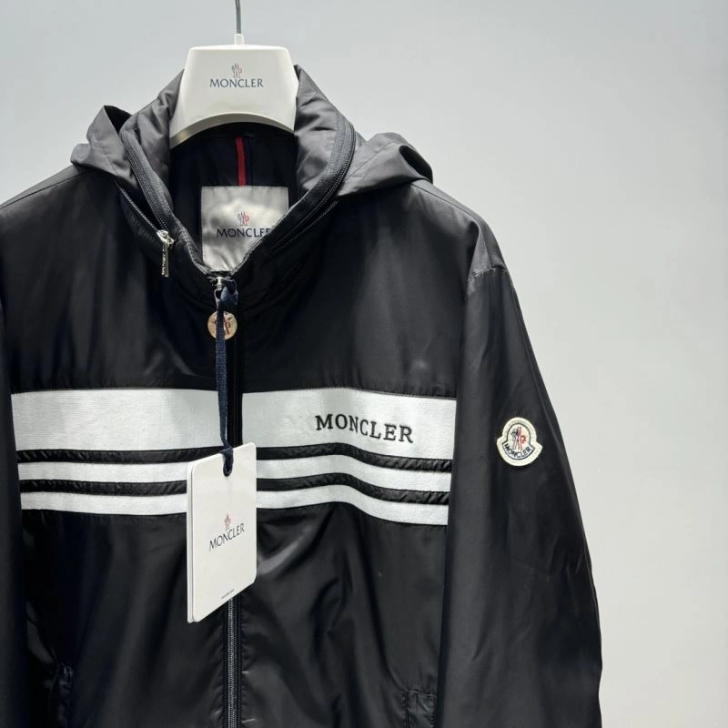 Moncler Outwear Resilient 142093