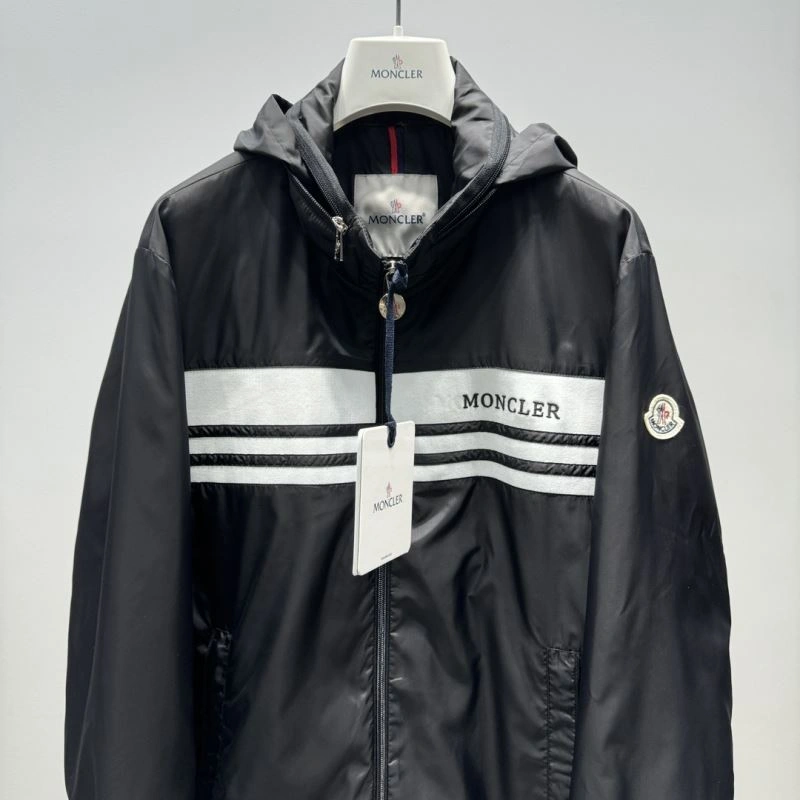 Moncler Outwear Resilient 142093