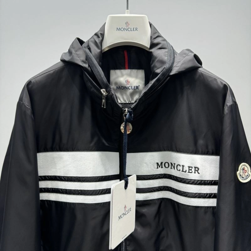 Moncler Outwear Resilient 142093