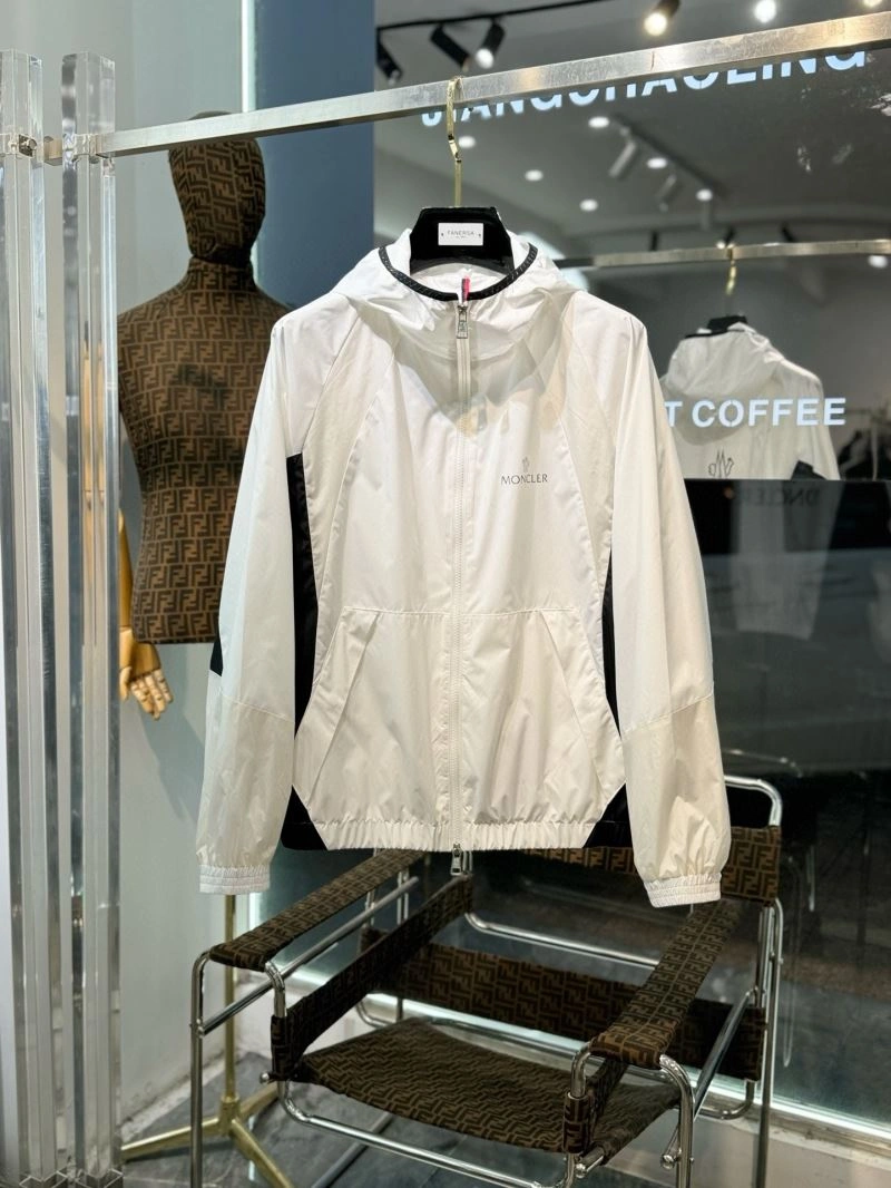 ComfortFit Moncler Outwear 142063