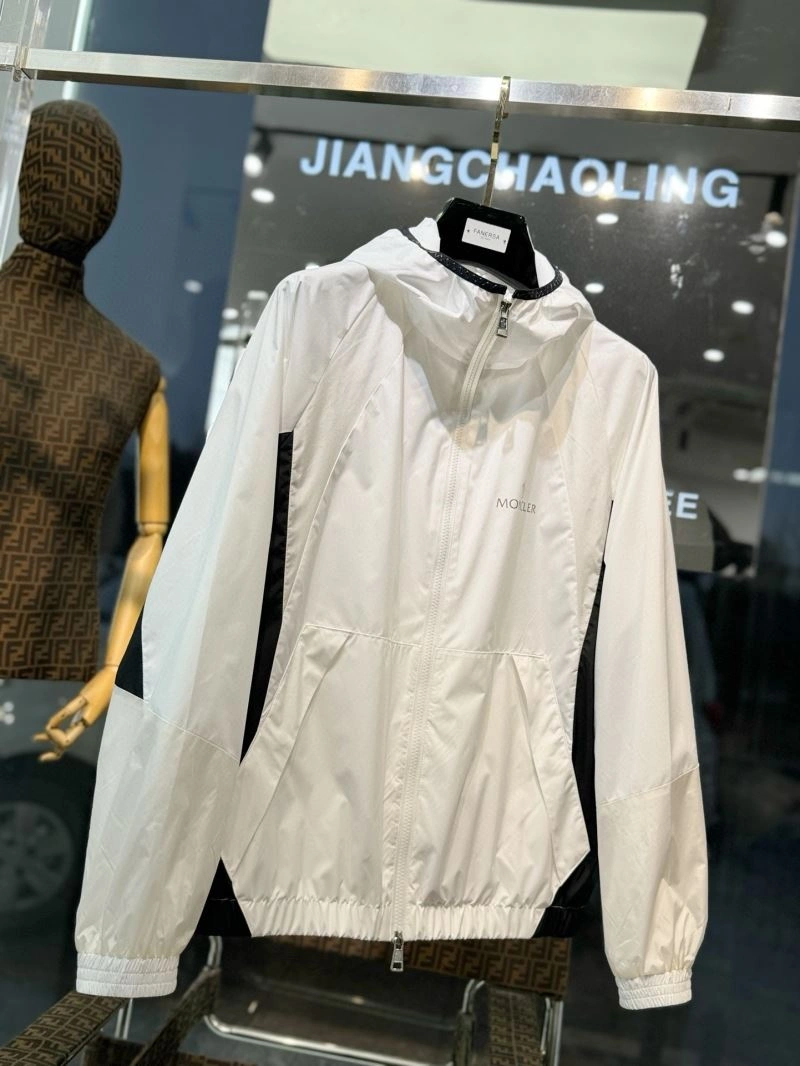 ComfortFit Moncler Outwear 142063