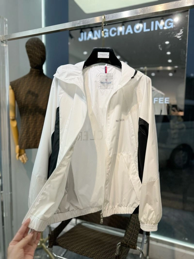 ComfortFit Moncler Outwear 142063