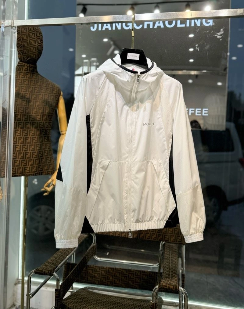 ComfortFit Moncler Outwear 142063