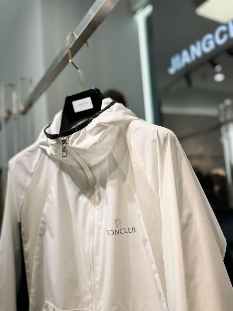 ComfortFit Moncler Outwear 142063