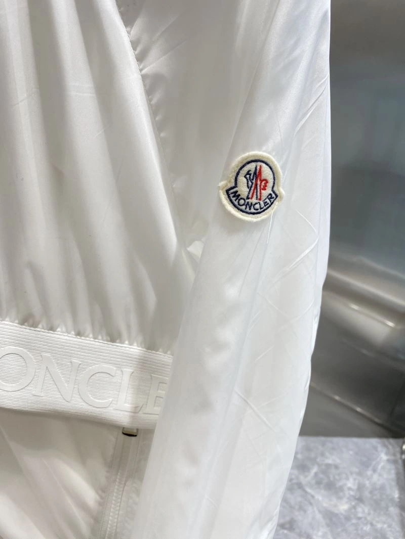 Moncler Outwear Chic 142057