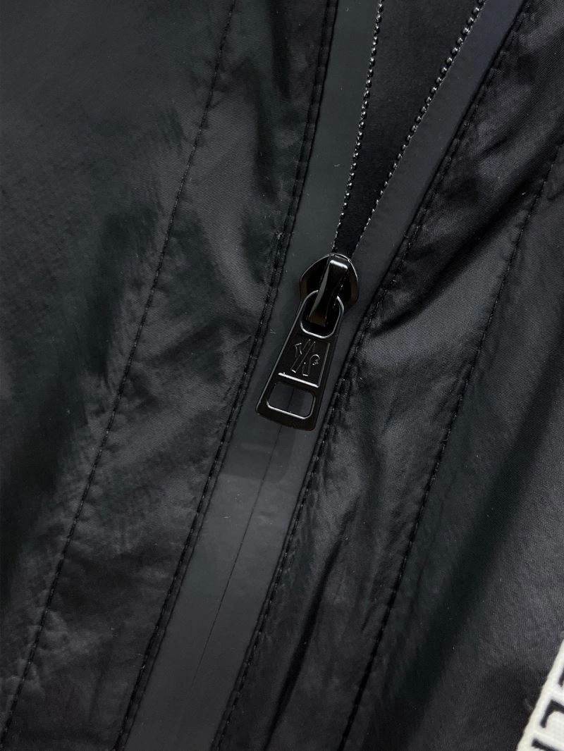Moncler Outwear Compact 141962