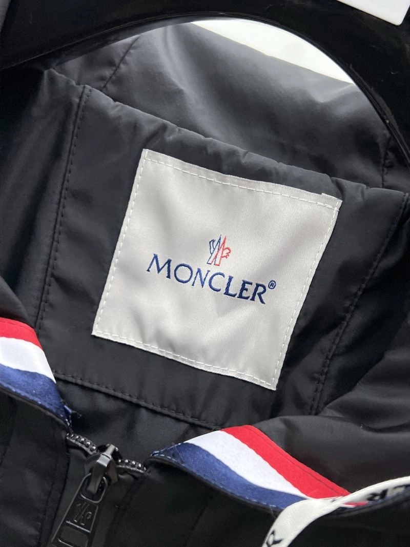 Moncler Outwear Compact 141962