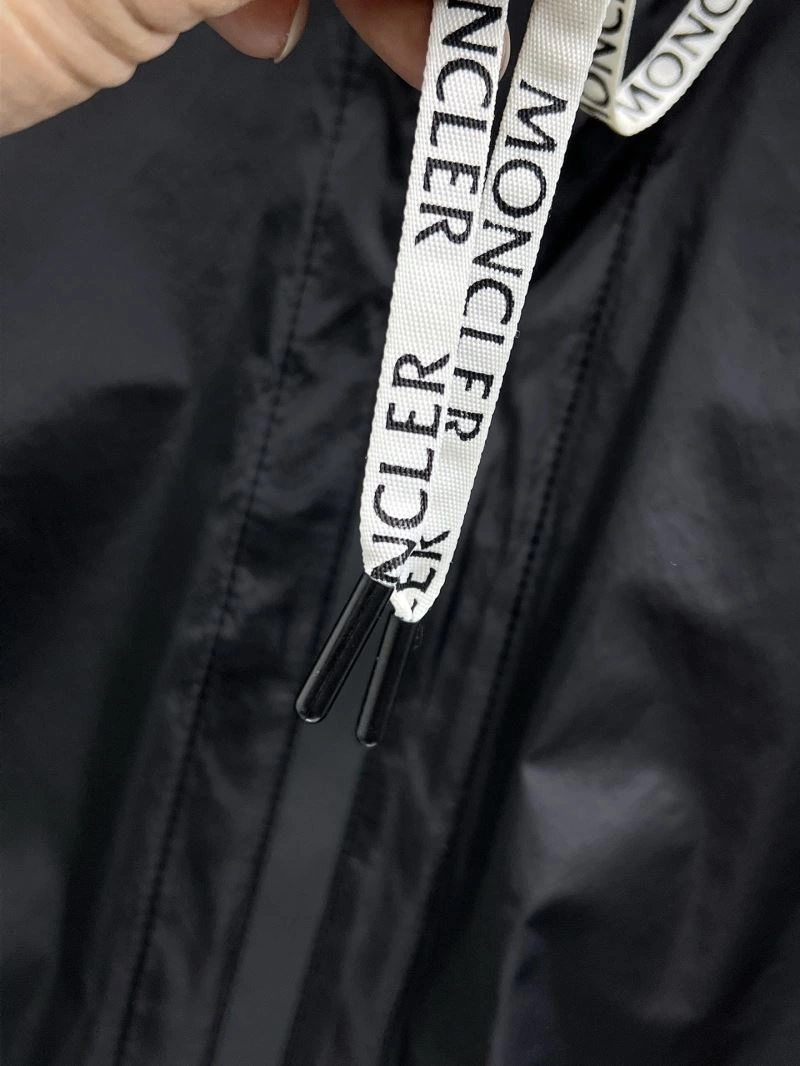 Moncler Outwear Compact 141962