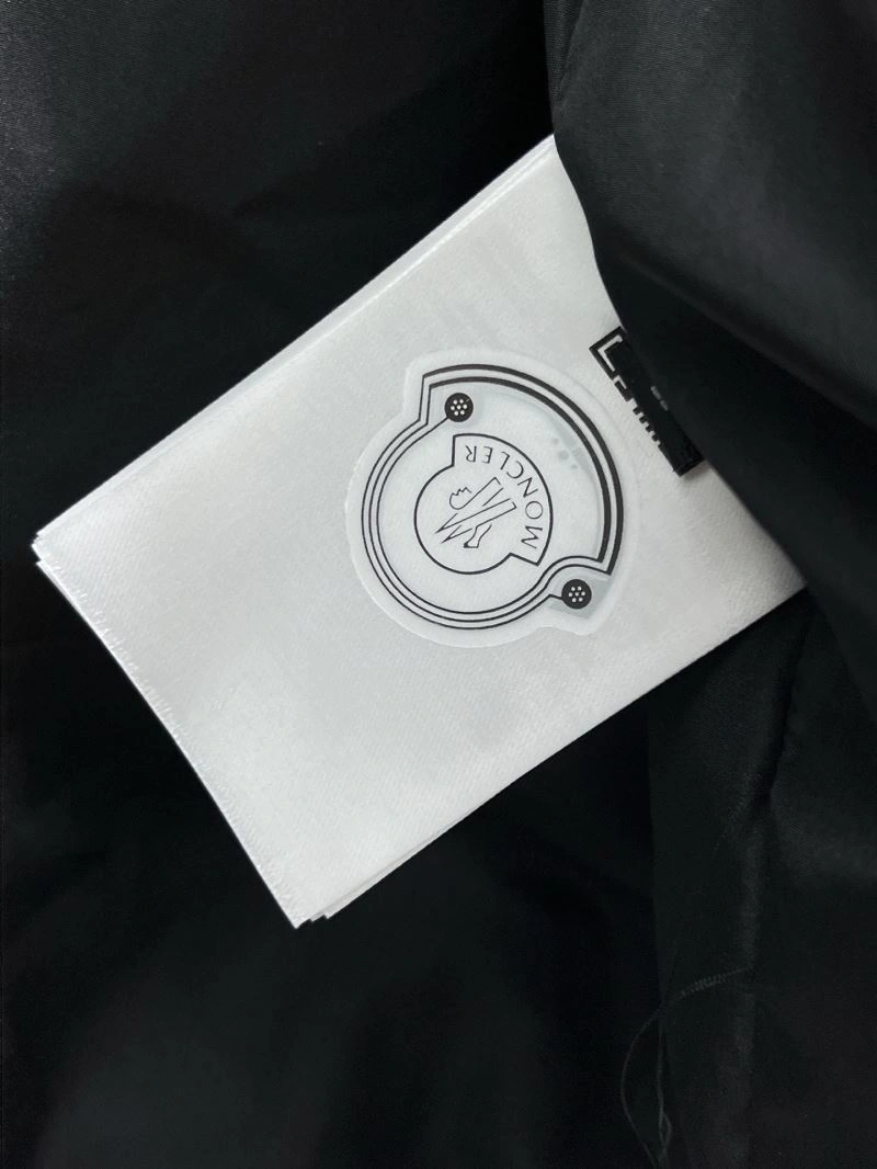 Moncler Outwear Compact 141962