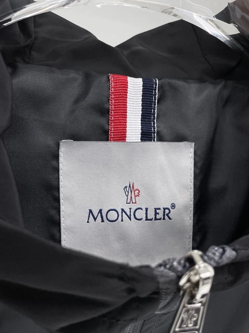 Moncler Outwear Vibrant 141966