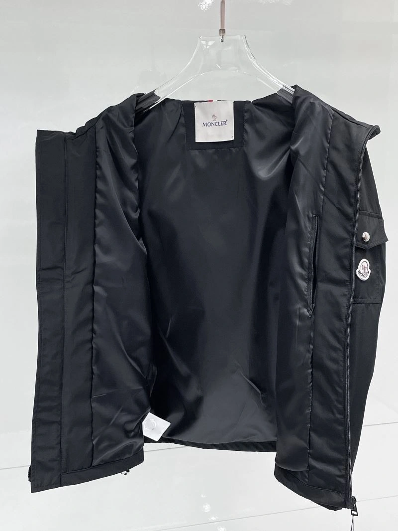Lightweight Moncler Outwear 141970