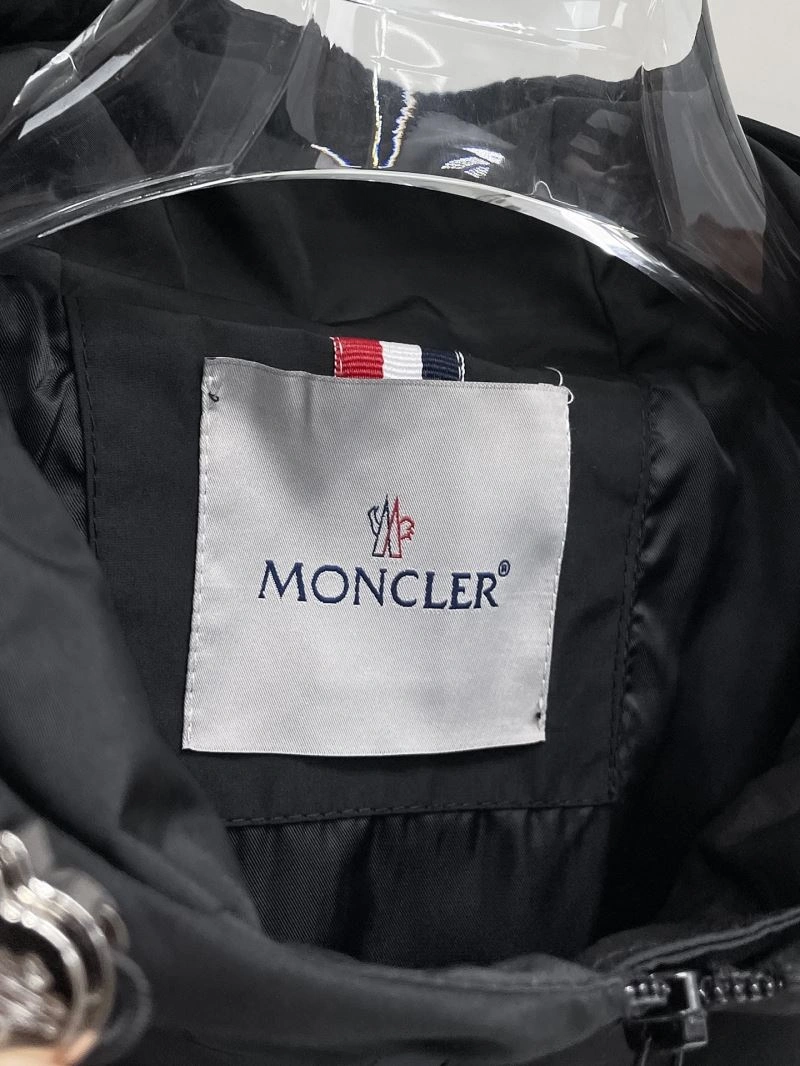Lightweight Moncler Outwear 141970