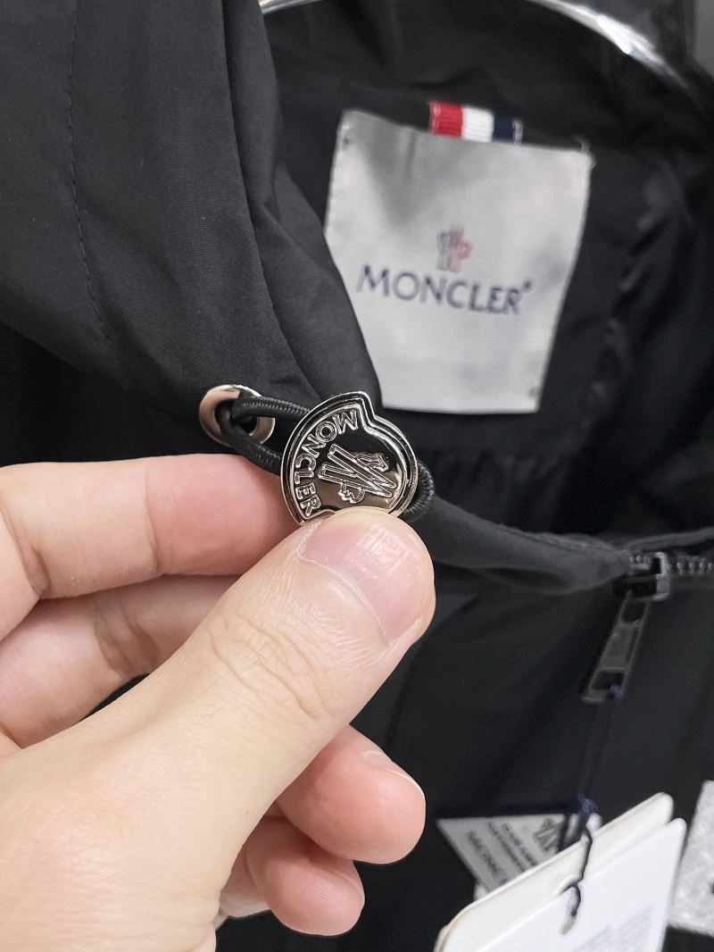 Lightweight Moncler Outwear 141970