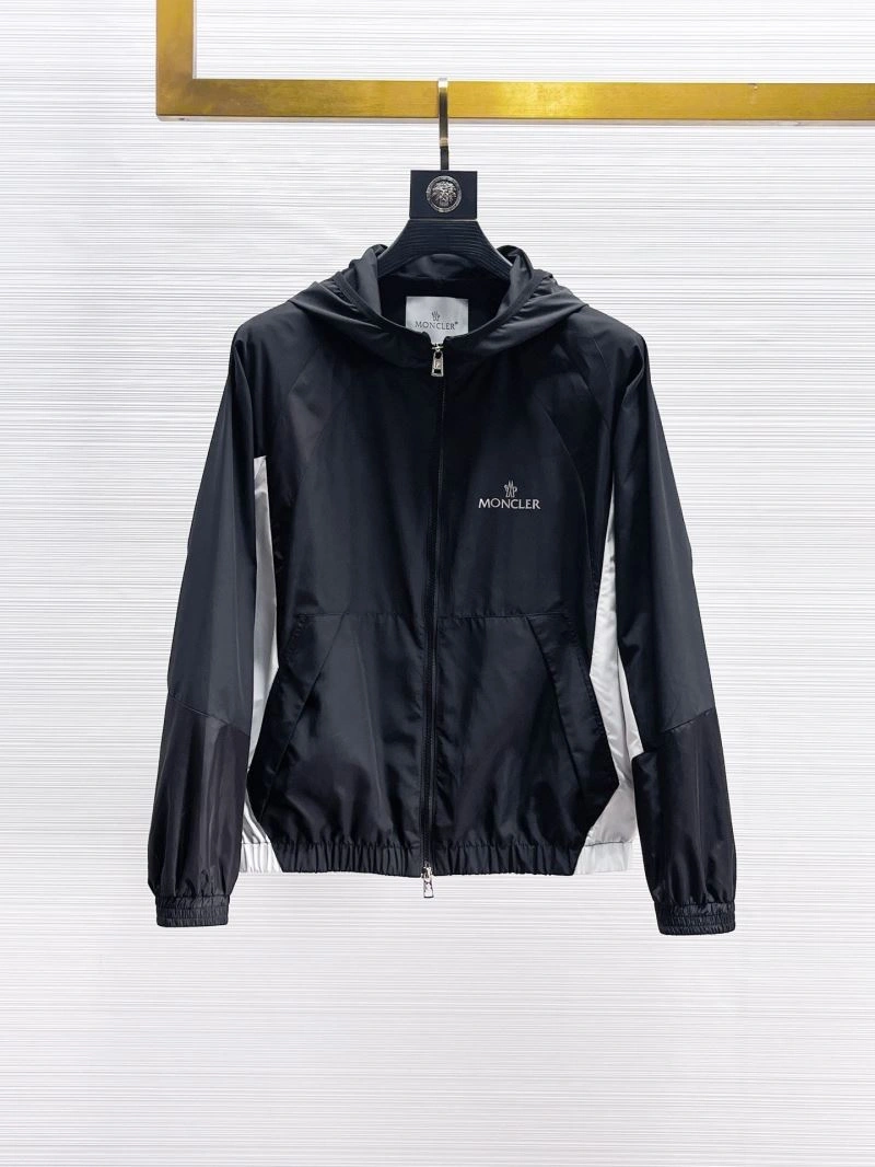 Moncler Outwear Sporty 141889