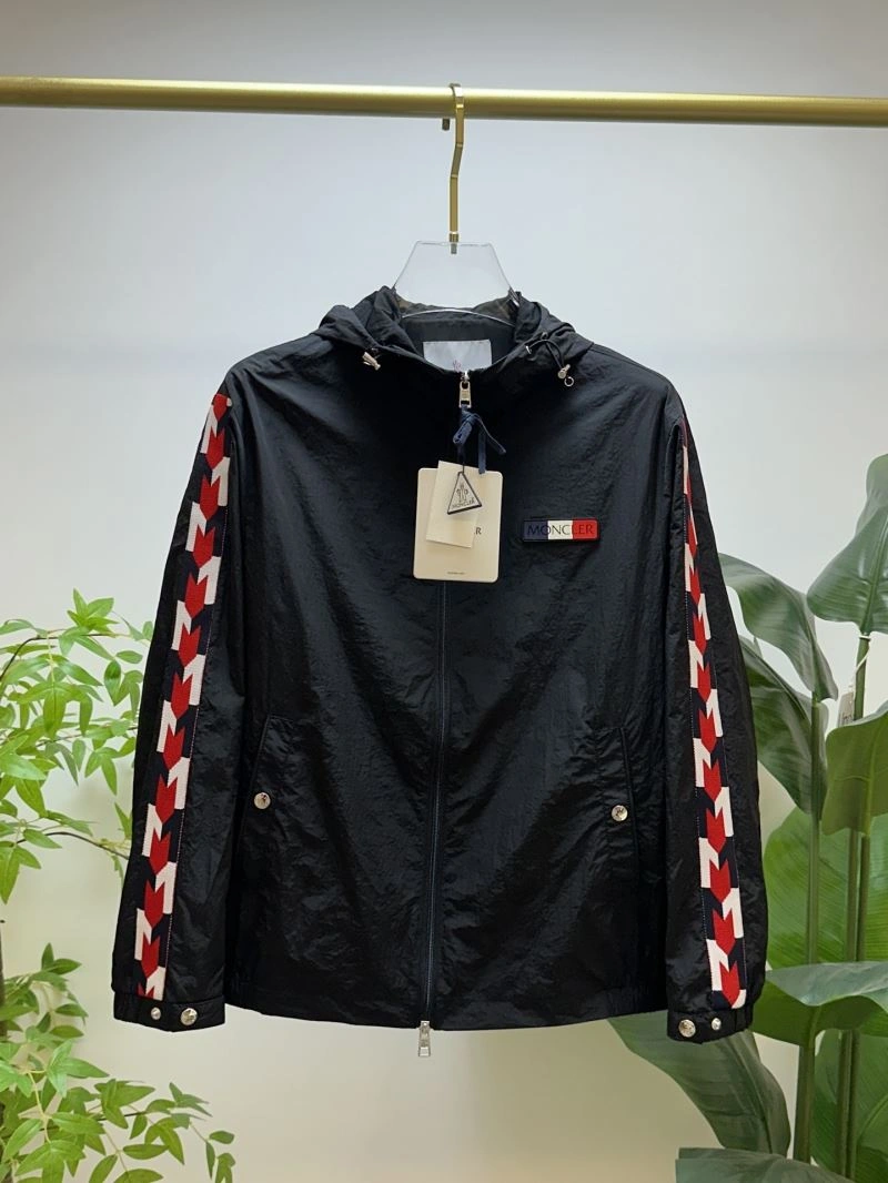 Moncler Outwear OnTrend 141870