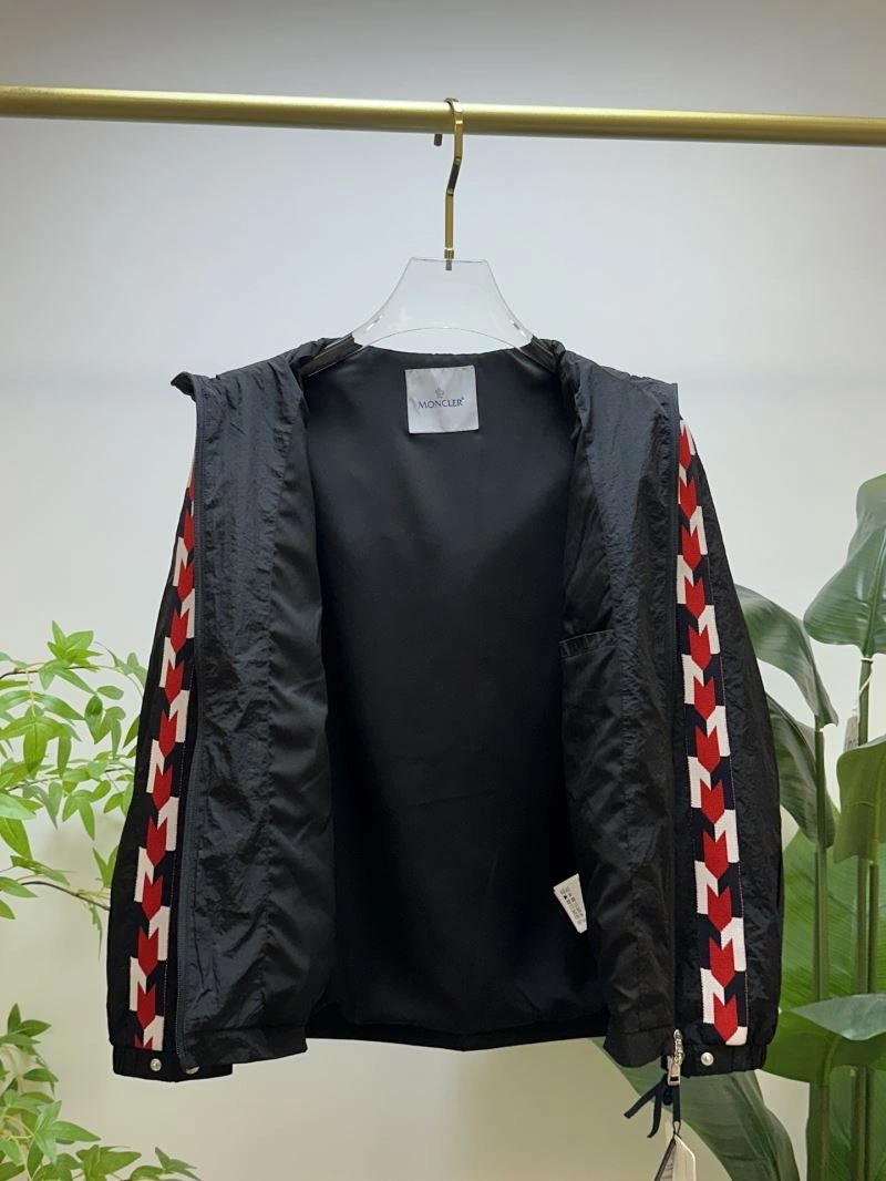 Moncler Outwear OnTrend 141870