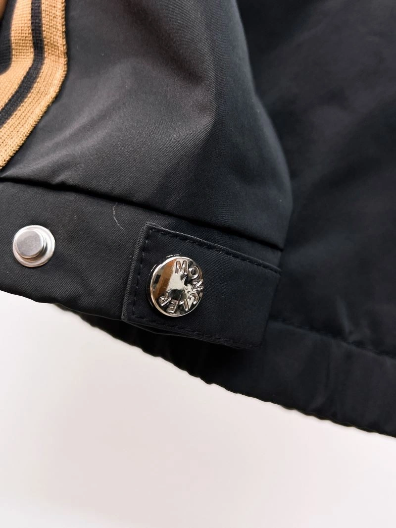 Sleek Moncler Outwear 141857
