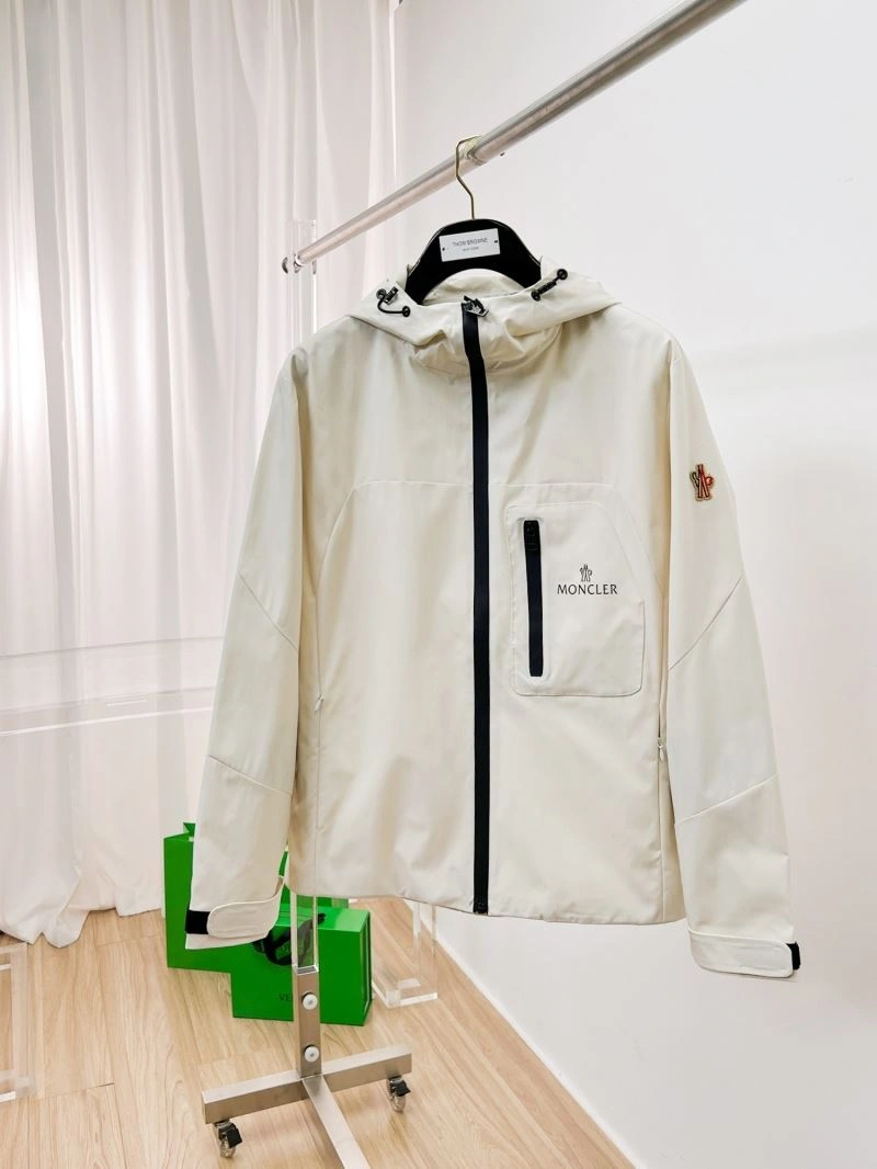 Elegant Moncler Outwear 141845