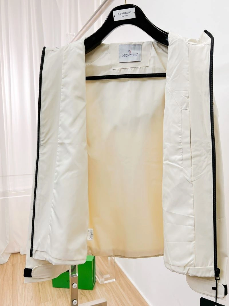 Elegant Moncler Outwear 141845