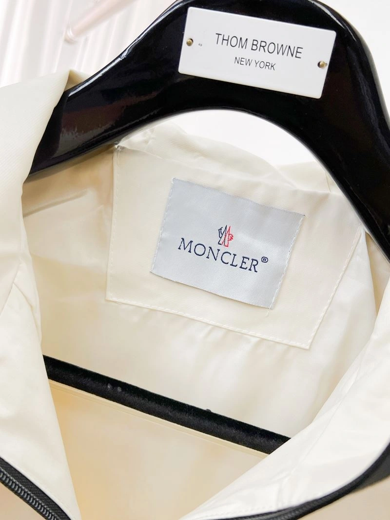 Elegant Moncler Outwear 141845