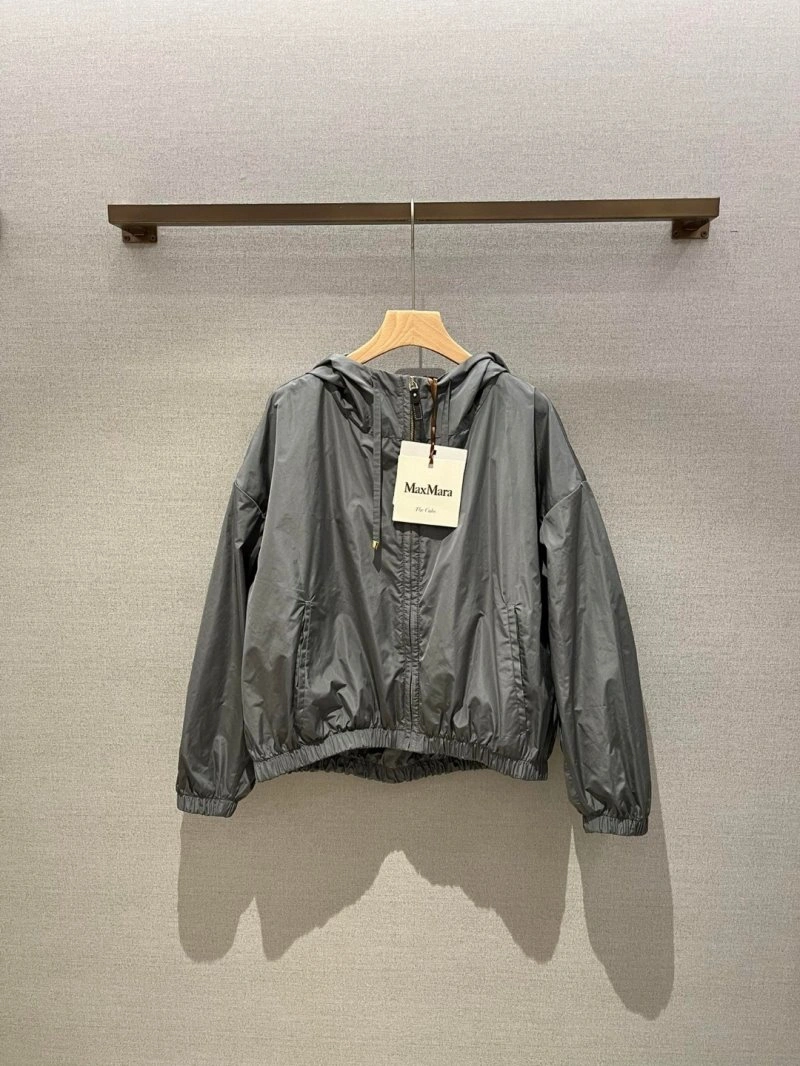 Moncler Outwear Comfortable 139680