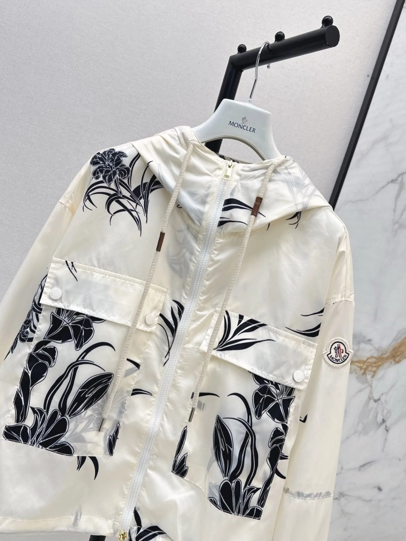 Minimalist Moncler Outwear 139620