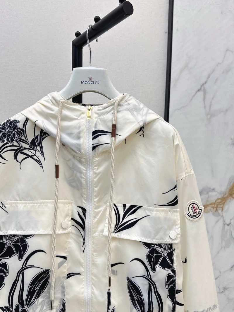 Minimalist Moncler Outwear 139620