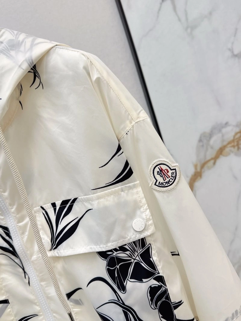Minimalist Moncler Outwear 139620