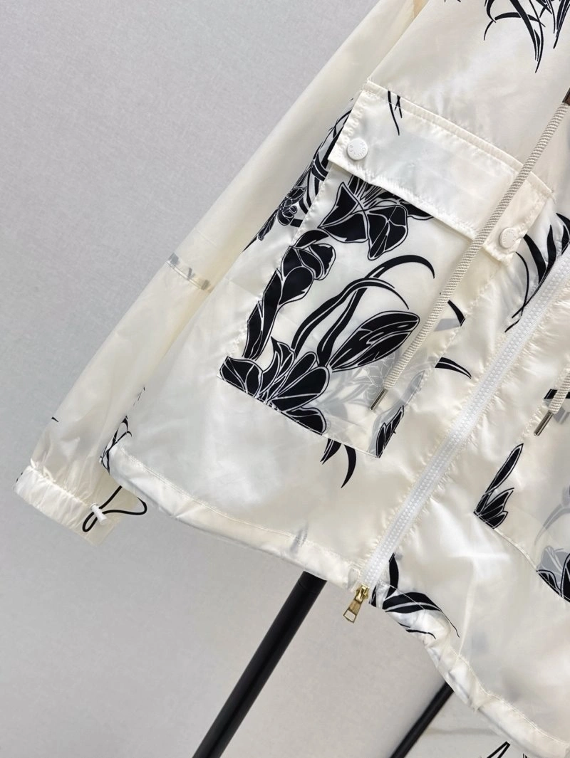 Minimalist Moncler Outwear 139620