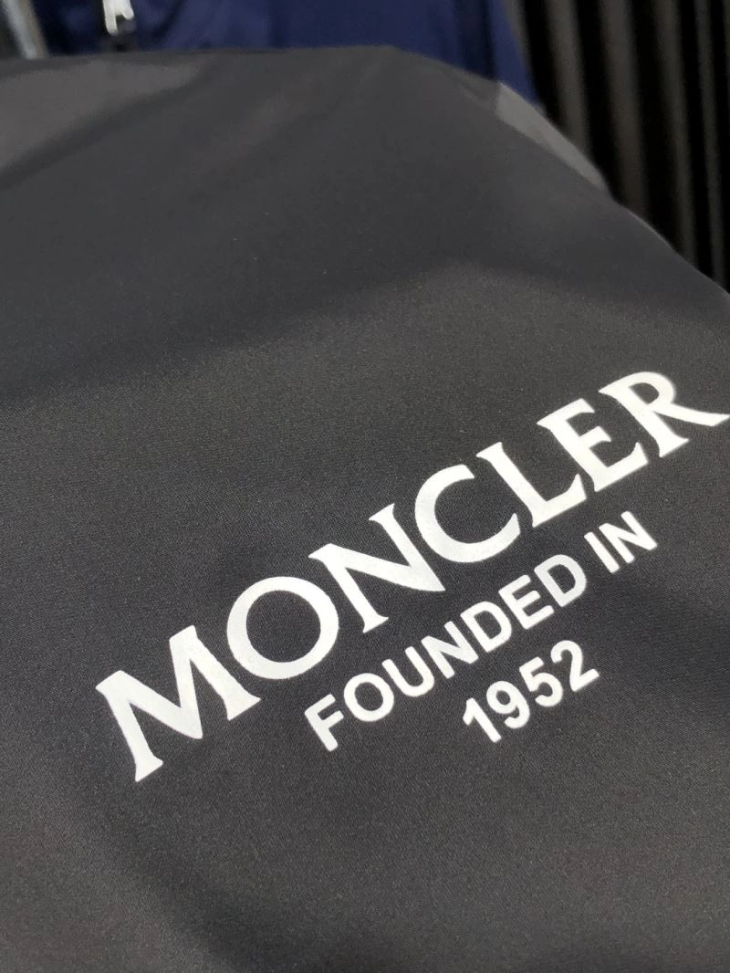 Vibrant Moncler Outwear 141576