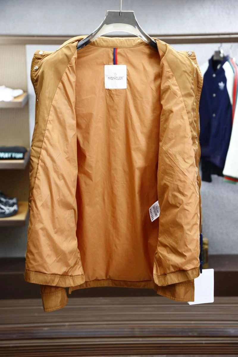 Vibrant Moncler Outwear 141558