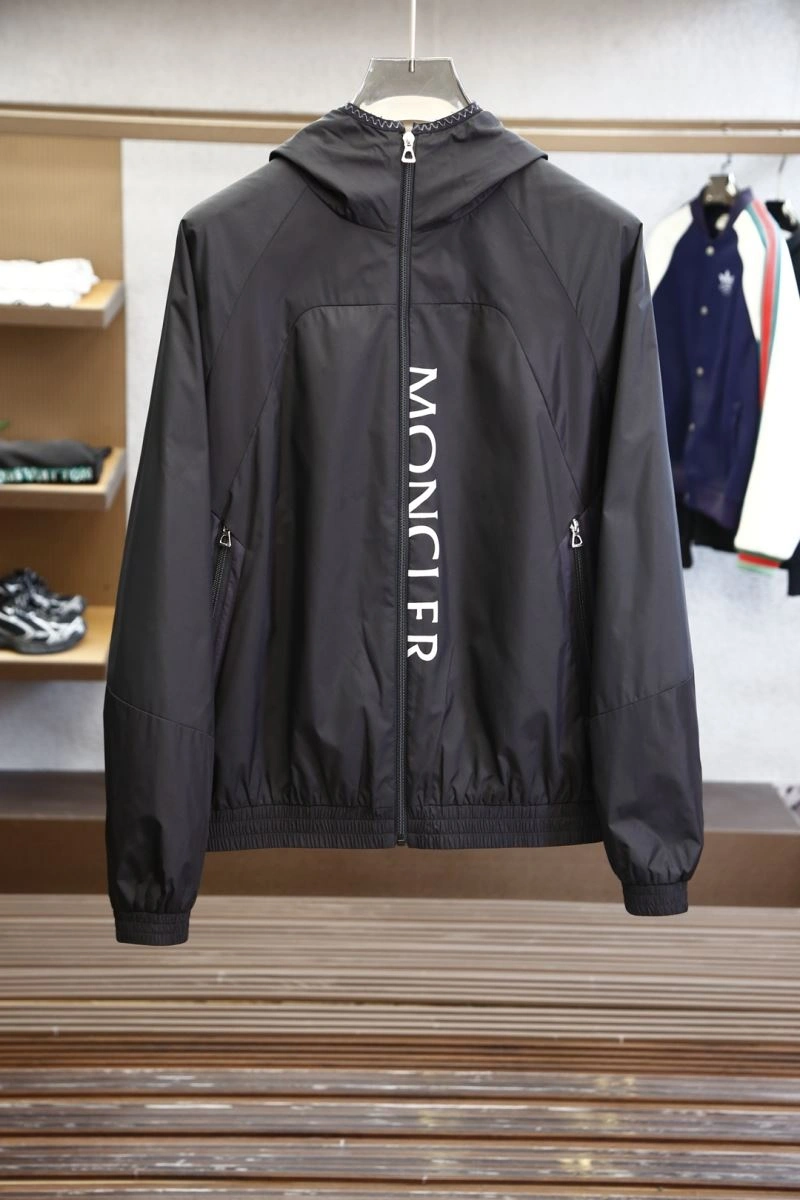Moncler Outwear Elegant 141545