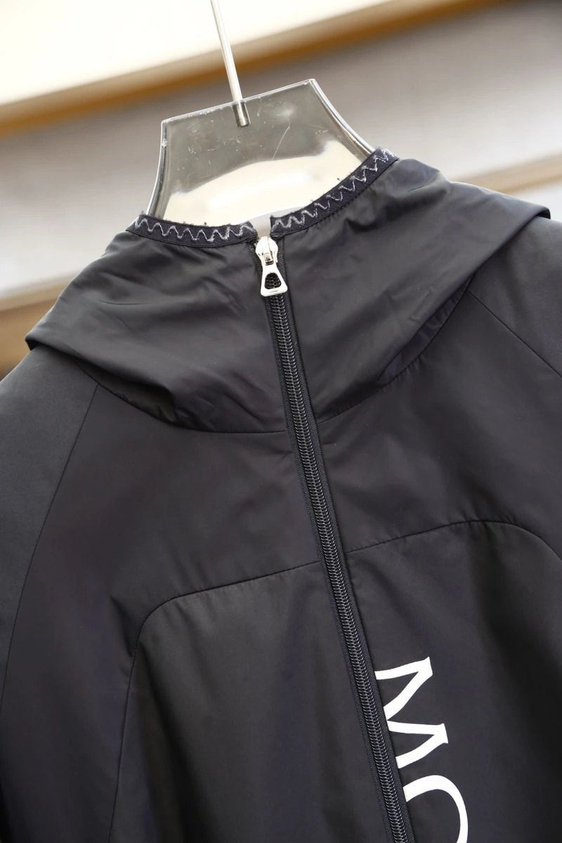 Moncler Outwear Elegant 141545