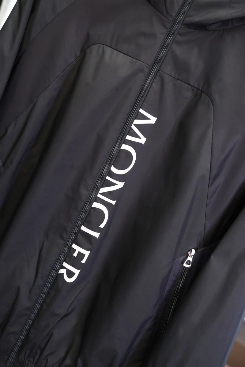 Moncler Outwear Elegant 141545