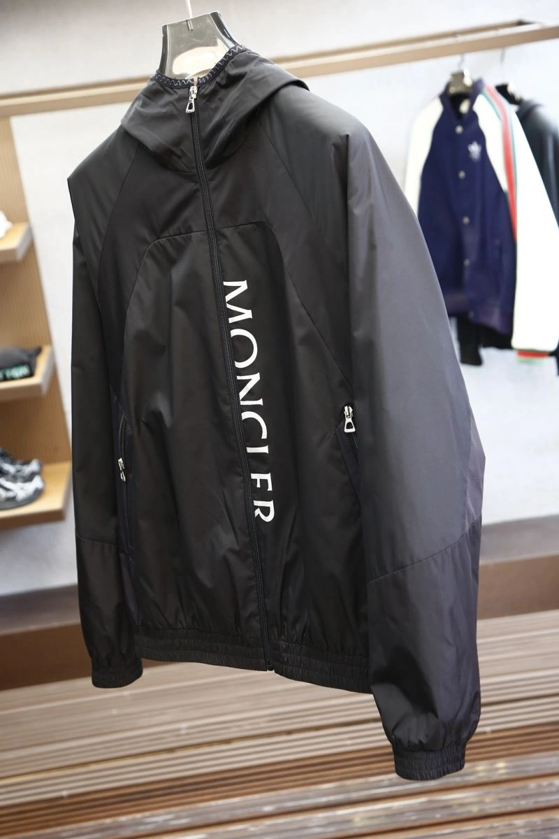 Moncler Outwear Elegant 141545