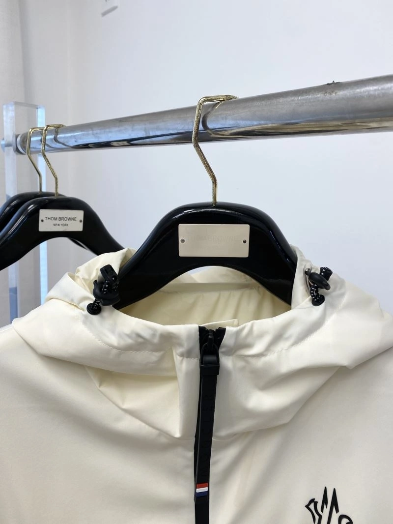 Moncler Outwear Lightweight 141136