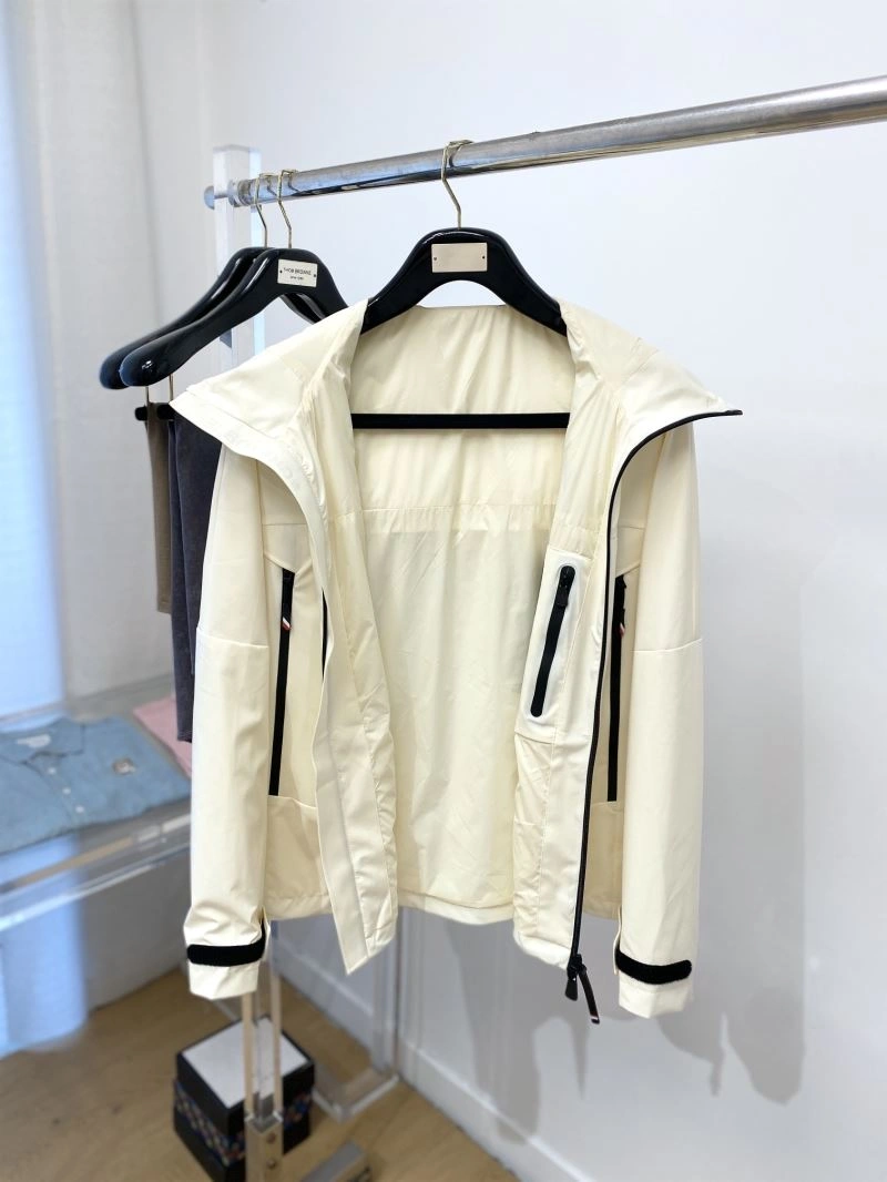 Moncler Outwear Lightweight 141136