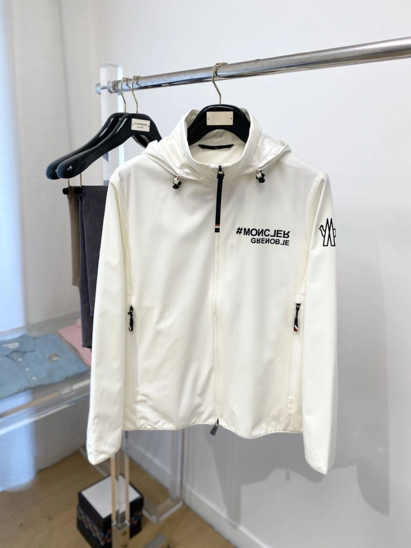 Moncler Outwear Sleek 141135