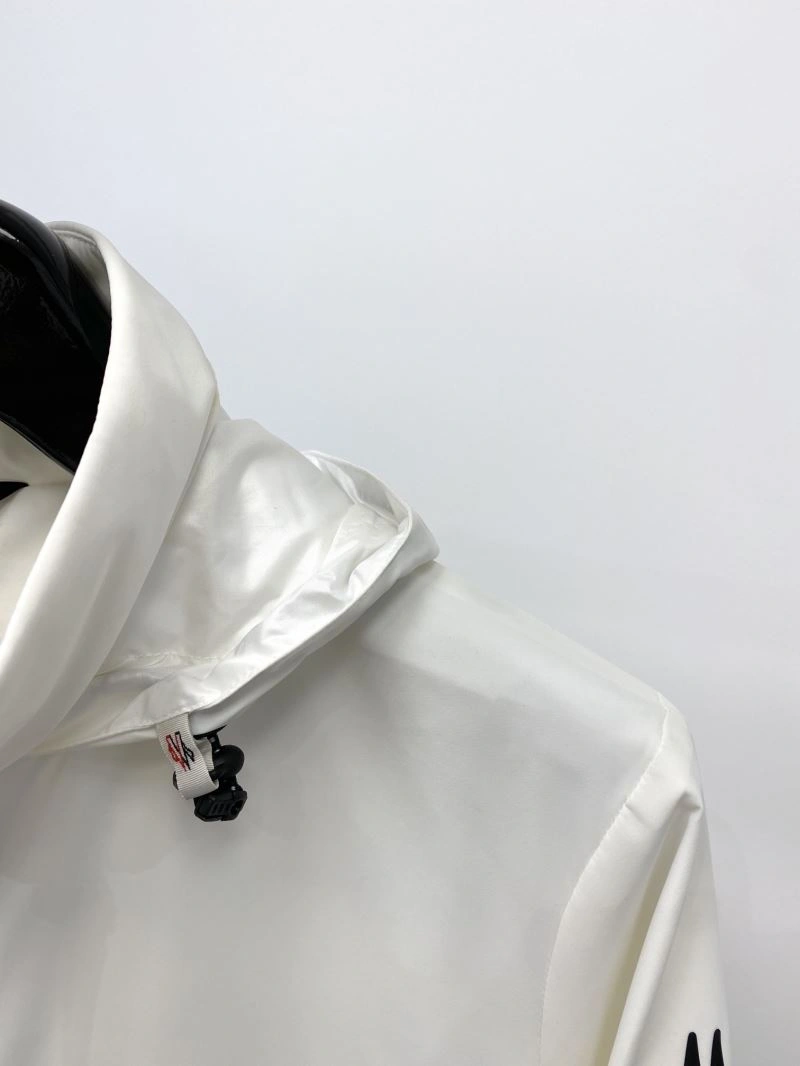 Moncler Outwear Sleek 141135