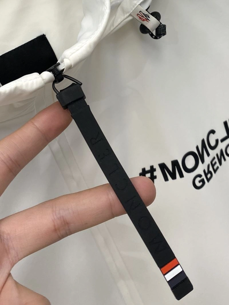 Moncler Outwear Sleek 141135