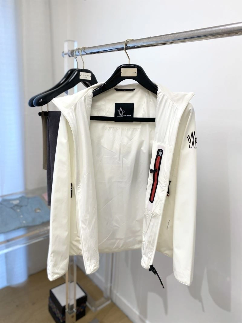 Moncler Outwear Sleek 141135