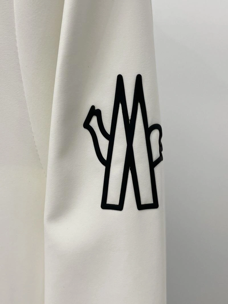 Moncler Outwear Sleek 141135