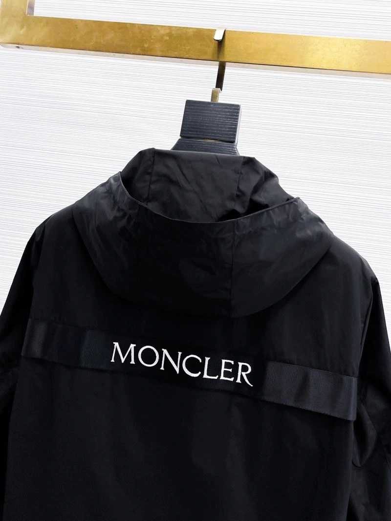 Elegant Moncler Outwear 140730