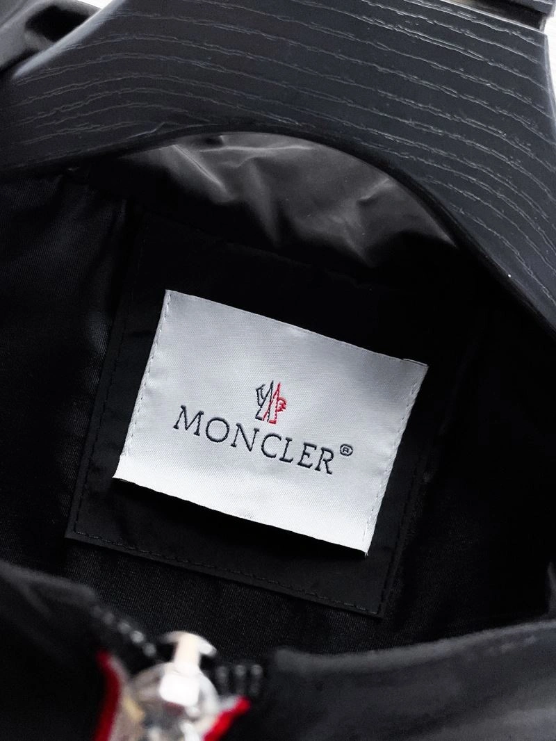 Elegant Moncler Outwear 140730